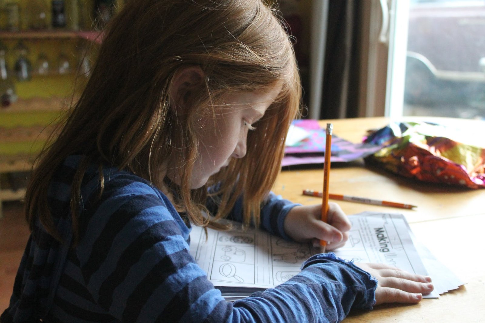 Маленькая девочка делает уроки. Девочка за уроками. Девочка на уроке. Подросток делает уроки. Девочка делает домашние задания.